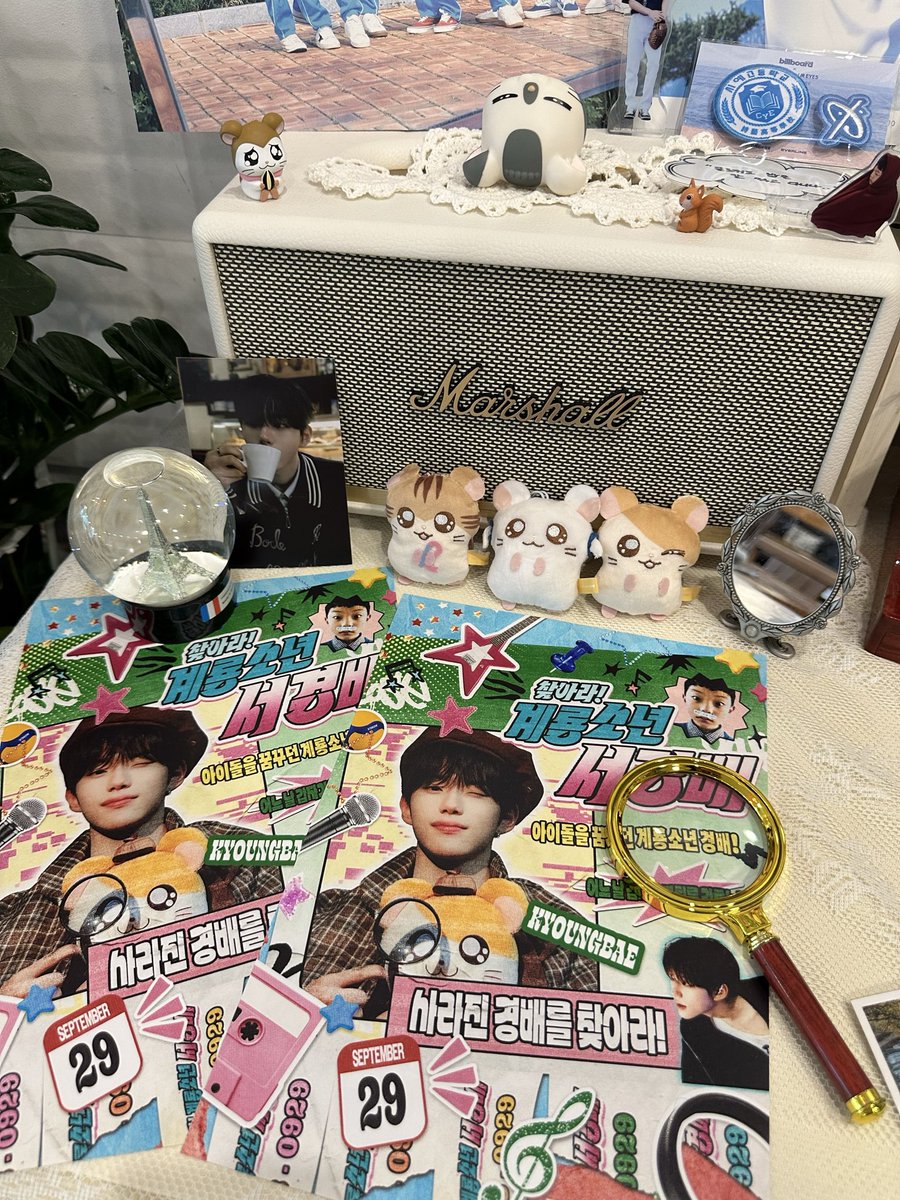 coolcatcuteham's tweet photo. 계룡에 경배 생일카페가 열렸다고 해서 찾아왔는데 쥐 박물관…???이었네요 경배가 너무 많아~~ㅜㅜ 계룡에서 열린 생카는 아마 최초이지 않을까요!! 계룡소년 경배 자랑스럽다🫰🫰 럭드 물품이 너무 탐나서 드볼했습니다♡♡ 가방 실물이 훨씬 예뽀요 

#경배_또_생일이래 https://t.co/vy4dEqrh9R