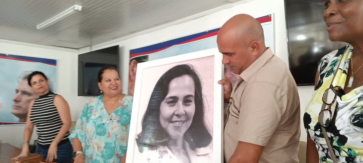 FMC_Cuba's tweet photo. 🇨🇺Hasta la sede Nacional de los #CDR lego el Secretariado Nacional de la #FMC, encabezado por su Secretaria Gral @TeresaBoue con el agazajo por su aniv. 66. Dos organizaciones hermanas que consolidan la unidad del barrio.
#MujeresEnRevolución https://t.co/LQXz85KmPD
