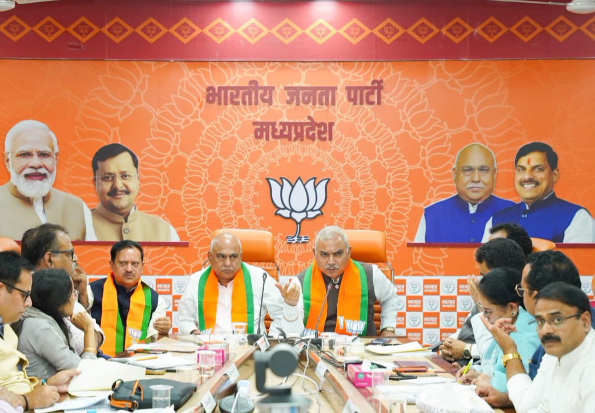 shivprakashbjp's tweet photo. मध्यप्रदेश भाजपा की #सेवा_संकल्प_अभियान की प्रदेश टोली के साथ कार्यक्रमों की समीक्षा करते हुए ।
#SevaSankalpAbhiyan https://t.co/nBnuMWuePu