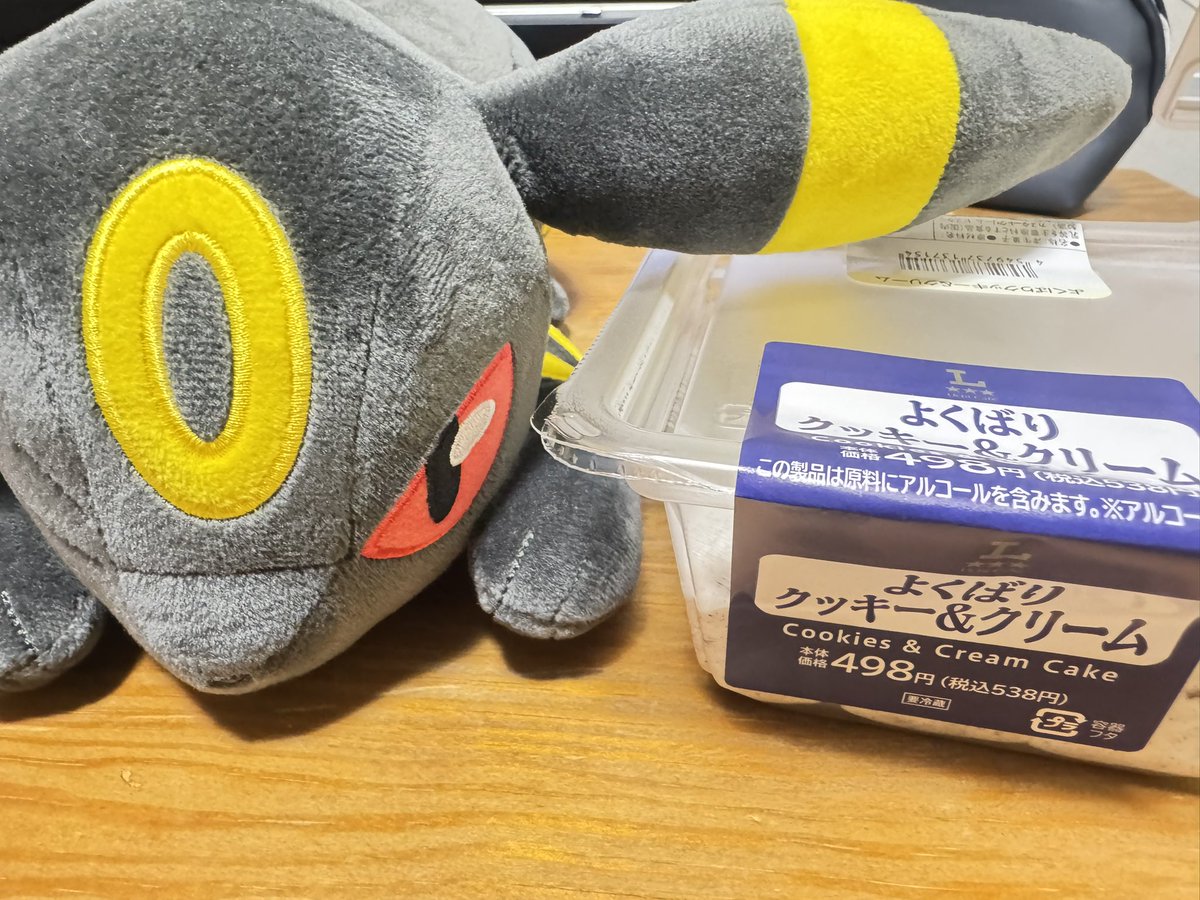 hal_hal_lx's tweet photo. チムメン惜しくもトナメならずだったけど不利対面に対してのプレイングとかめっちゃ感動した😭
よく頑張りました💮
待ってる間にもう1人とGET＆帰りのデザートw
 #シティ  #ポケカ https://t.co/rJbgNxQATU