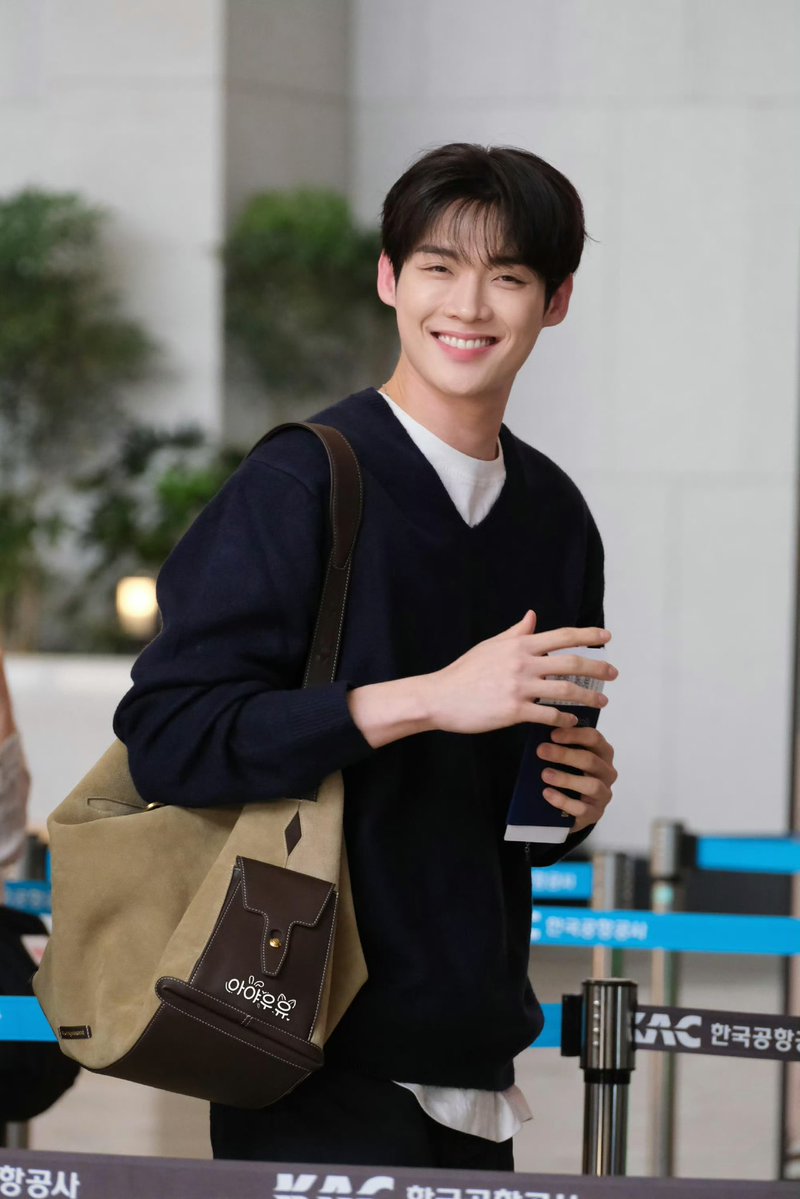 Hanomi_98's tweet photo. Pink is cutie pie
Navy is boyfriend material
He is both 🥹

#KimYoonSik #김윤식 #金允植 https://t.co/3CmSxeMYLX