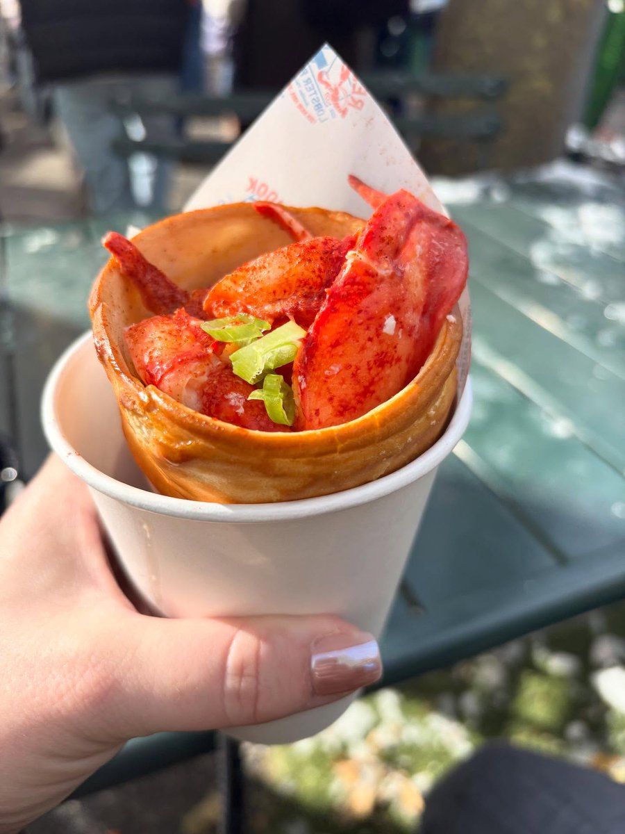 YungAltimus's tweet photo. Lobster cones at Bryant Park’s Christmas Market in NYC. https://t.co/C4fhJiPB9e