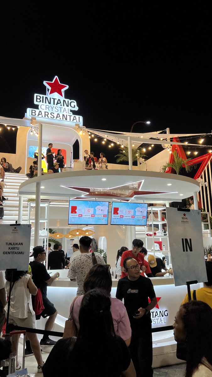 abrakadaj_'s tweet photo. barsantai emang definisi penyelamat. dapet foto lucu di kulkas photo booth plus bisa recharge energi sambil chill #BINTANGxPestapora https://t.co/viT2R8jVad