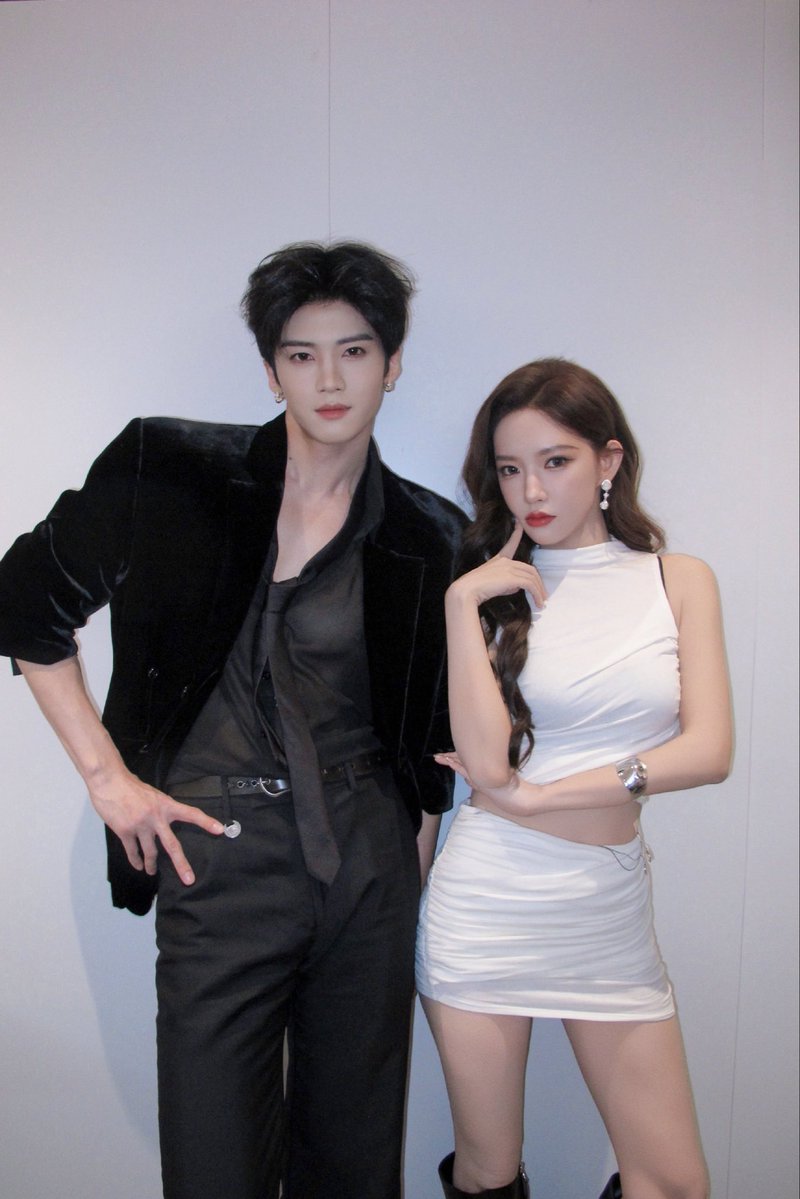 DSringamde81271's tweet photo. คือผู้บ่าว2คนนี้ไม่เคยน้อยหน้ากันสักปีตั้ง24-26 นายมีรูปคู่เธอ ผมก็มีรูปคู่เธอ เนี่ยๆๆๆๆๆๆๆพี่เหยียนอันก็ขึ้นเวทีกับน้องเฉิงเซียวทุกปีเวทีละปี พี่เจียรุ่ยก็เจอน้องเฉิงเซียวทุกปี ปีละงาน #เฉิงเซียว #เถียนเจียรุ่ย #เหยียนอัน https://t.co/LWLwB440GA