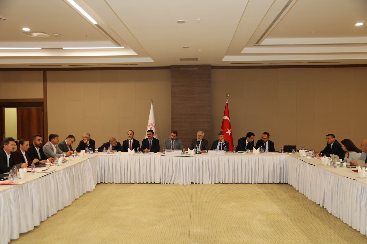 RKahramanogluu's tweet photo. TYMM izleme ve değerlendirme çalışmalarının üçüncü dönemine ilişkin istişare toplantısını, Bakan Yardımcımız Sayın Ömer Faruk Yelkenci başkanlığında gerçekleştirdik.

Tamamladığımız dönemlerde programın sahadaki uygulanabilirliğini inceledik. + https://t.co/ZfrIfiCzzo