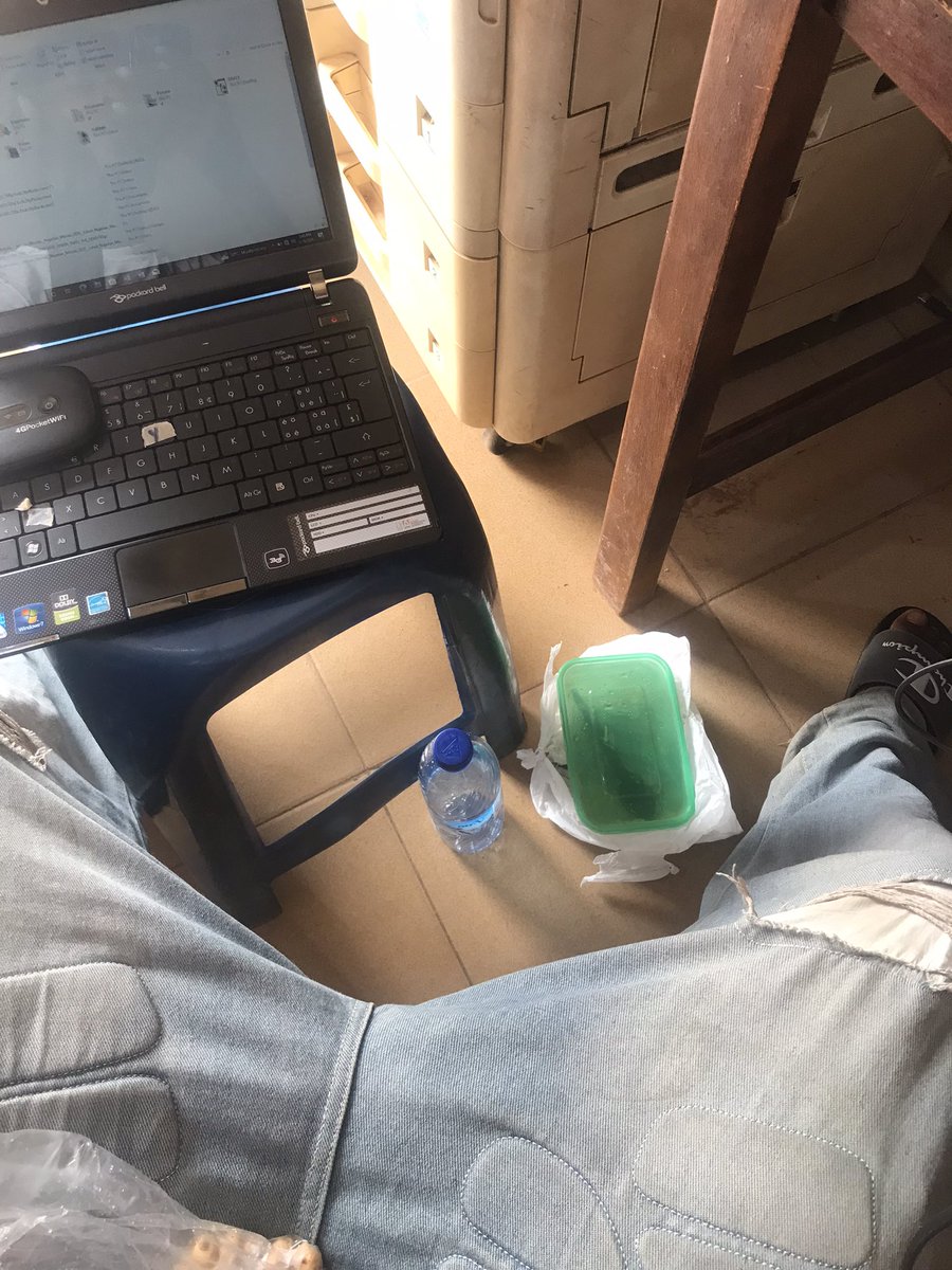 BhadboyPabs's tweet photo. If you like continue date broke girls 

Nah my sugar mummy cook come give me for work today 😂🤲 https://t.co/L8FdDIKCrf