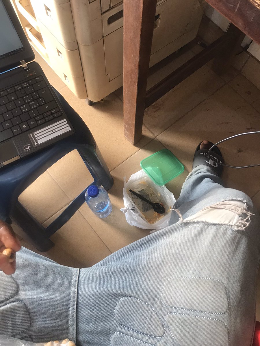 BhadboyPabs's tweet photo. If you like continue date broke girls 

Nah my sugar mummy cook come give me for work today 😂🤲 https://t.co/L8FdDIKCrf