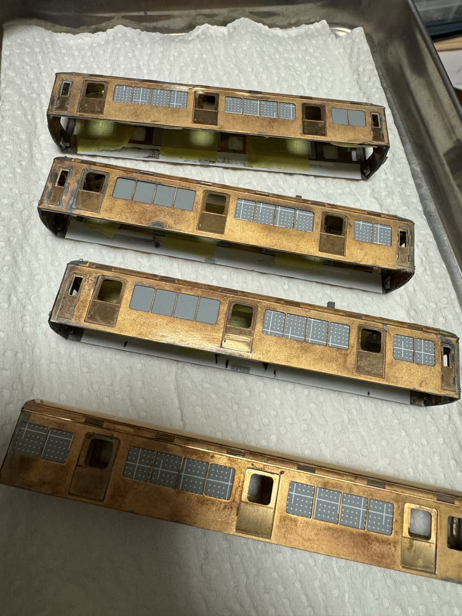hetakuso0562759's tweet photo. 塗装のために窓枠切り離したあとは裏からプラ板をマステで貼っとくだけでも事故での破損防げるのでおすすめです https://t.co/lO6NwVnPUi