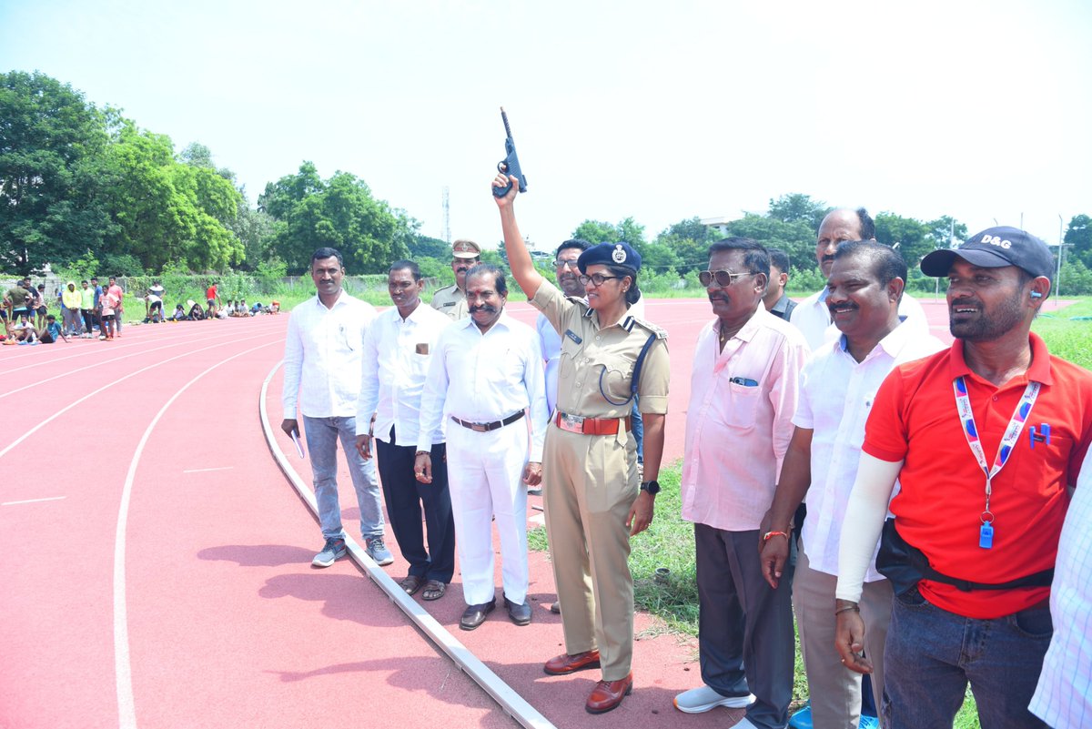 cpwarangal's tweet photo. Honoured to inaugurate the 12th State-Level Athletics Championship at JNS Stadium, Hanumakonda.

JNS Stadium is a valuable facility for nurturing sporting talent. I urge all participants to make the best use of it and give their best.

Participation is itself a mark of achievement. Best wishes to all the participants.

#WarangalPolice #AthleticsChampionship 
@TelanganaDGP @TelanganaCOPs