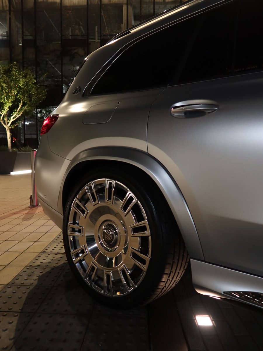 ApexDistrictX's tweet photo. GLS600 MAYBACH CUSTOM CHROME SILVER 🔥 https://t.co/y9PdjMc4Ns