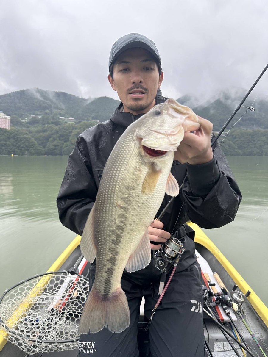 nissoen_bass60's tweet photo. 本日の釣果情報！！！

ジャッカルスタッフの堀川くん(カイティー)
一二三にてバイタルミノー🐟　
ナイスフィッシュ😊

川はクリアになり難しい感じですね…
皆様、本日も雨の中お疲れ様でした☺️
#相模湖
#日相園 https://t.co/bzbbwaO6NP