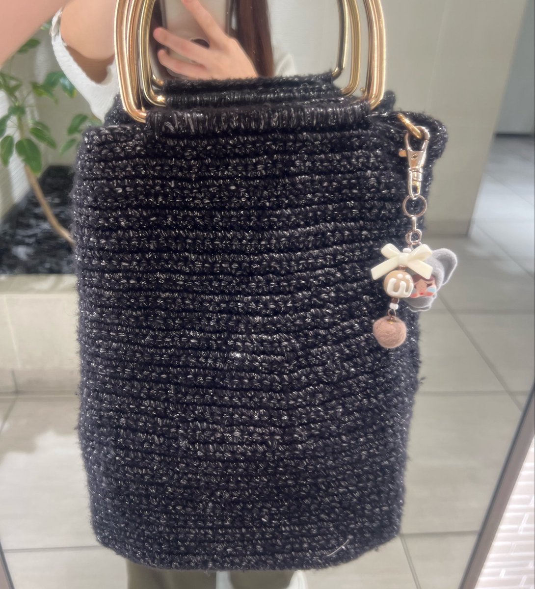 tjht_52's tweet photo. 生まれて初めての編み物🧶

初回にしてはどうにかできた鞄🤣
よーく見ると歪だけどもww

＃初めての編み物 https://t.co/7tiNGtBRv9
