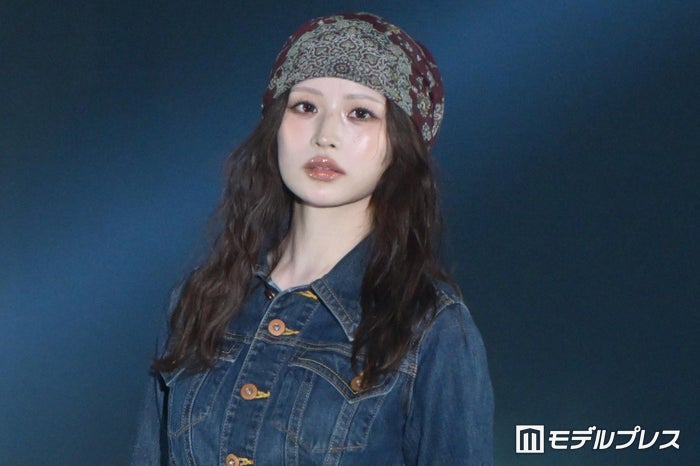 modelpress's tweet photo. 【♥️Rakuten GirlsAward 2026 A/W🍰🍭】

CANDY TUNE立花琴未
美シルエット際立つデニムコーデ👖

バンダナ合わせのウエスタンスタイル披露
https://t.co/5jvRpvDnRF

#ガルアワ2026AW @kotomi_ct0525 https://t.co/Vn5bosXmdj
