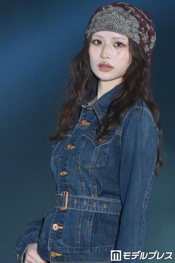 modelpress's tweet photo. 【♥️Rakuten GirlsAward 2026 A/W🍰🍭】

CANDY TUNE立花琴未
美シルエット際立つデニムコーデ👖

バンダナ合わせのウエスタンスタイル披露
https://t.co/5jvRpvDnRF

#ガルアワ2026AW @kotomi_ct0525 https://t.co/Vn5bosXmdj
