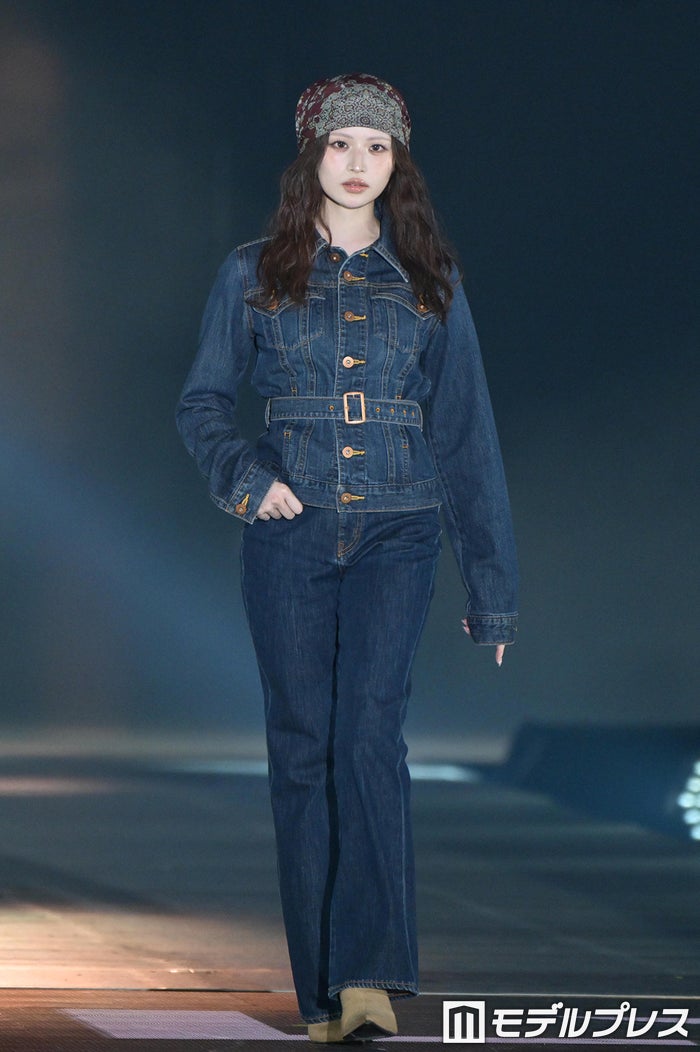 modelpress's tweet photo. 【♥️Rakuten GirlsAward 2026 A/W🍰🍭】

CANDY TUNE立花琴未
美シルエット際立つデニムコーデ👖

バンダナ合わせのウエスタンスタイル披露
https://t.co/5jvRpvDnRF

#ガルアワ2026AW @kotomi_ct0525 https://t.co/Vn5bosXmdj