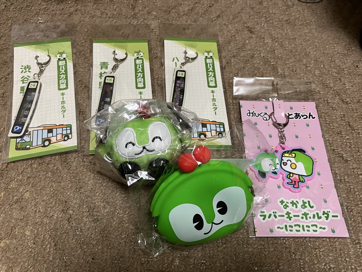 bustetu7015's tweet photo. バスまつりで買ったグッズ
みんくるパッチンバンドとみんくるシリコンがまくちと他にも都営交通のイベント限定でしか買えない「とあらんとみんくるのキーホルダー にこにこ」と以前から私が欲しかった行き先表示方向幕キーホルダーを買いました。

#みんくる 
#バスまつり
#バスの日イベント2026 https://t.co/TRck9NPt6e