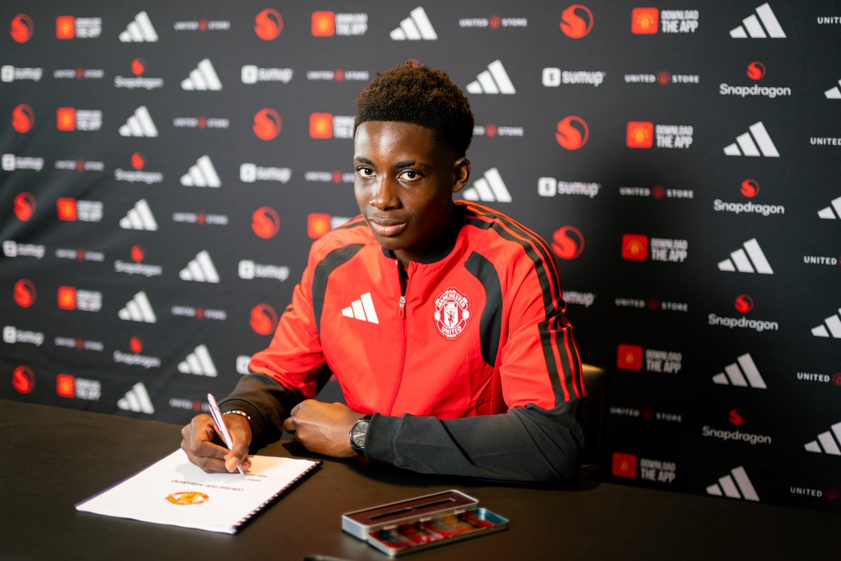ManUtd_ID's tweet photo. Selamat datang di Manchester United, David Eze 🇾🇪🤝 https://t.co/Wy9K5kKeEc