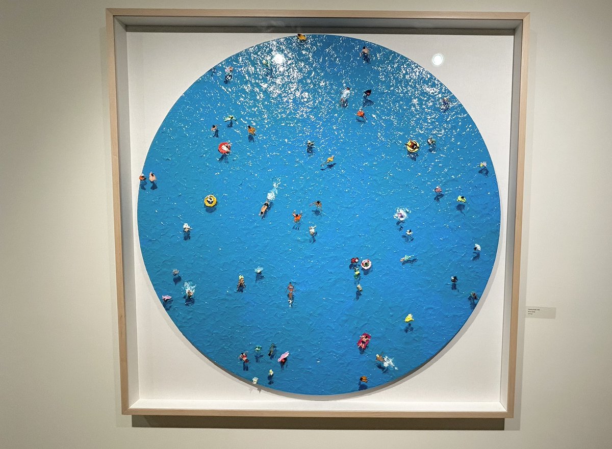 j13inyo0n6i's tweet photo. あそうだ狎鴎亭であったイ・サンウォンさんの個展「RESTOPIA」はガチで良かったです🏝️
モリモリに盛られた油絵具が波紋1つ1つをツヤツヤと丁寧に描いていて、そこではしゃぐ人達の声や波音が聞こえてきそうなくらい爽やかでハッピーな作品たちでした。
これもたしか入場料無料…なんでやねん怖いわ…🌊 https://t.co/48VpS78Nmp