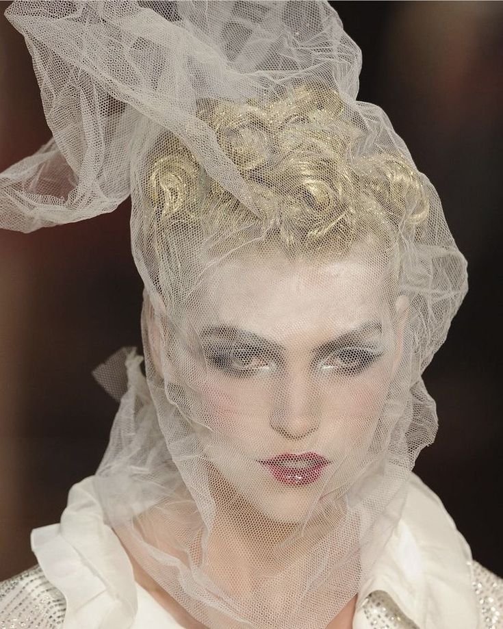 221kcall's tweet photo. john galliano,, spring, 2011 https://t.co/cGEyVL3KeC