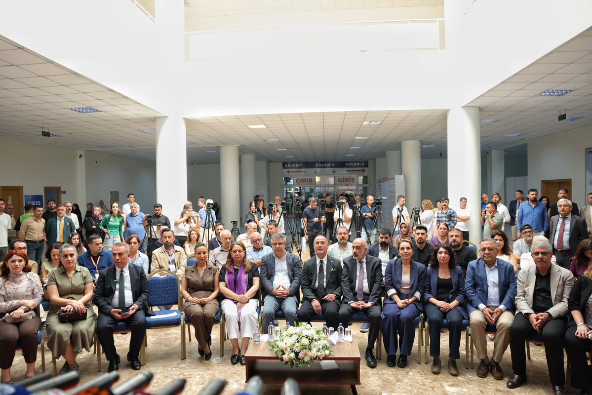 dempartiamed's tweet photo. TÜYAP’ın düzenlediği Amed 10. Kitap Fuarı, Mezopotamya Uluslararası Fuar ve Kongre Merkezi’nde başladı.

Fuarın açılışına; Eş Başkanımız Gülşen Özer, Kadın Meclisi Sözcümüz Halide Türkoğlu, milletvekillerimiz Adalet Kaya ve Serhat Eren, Büyükşehir Belediyesi Eş Başkanımız Serra Bucak ve ilçe belediyelerimizin Eş Başkanları ile birlikte katıldık.

Amed’in çok dilli, çok kültürlü ve güçlü edebiyat geleneğini buluşturan fuar, 4 Ekim’e kadar kitapseverleri ağırlayacak.