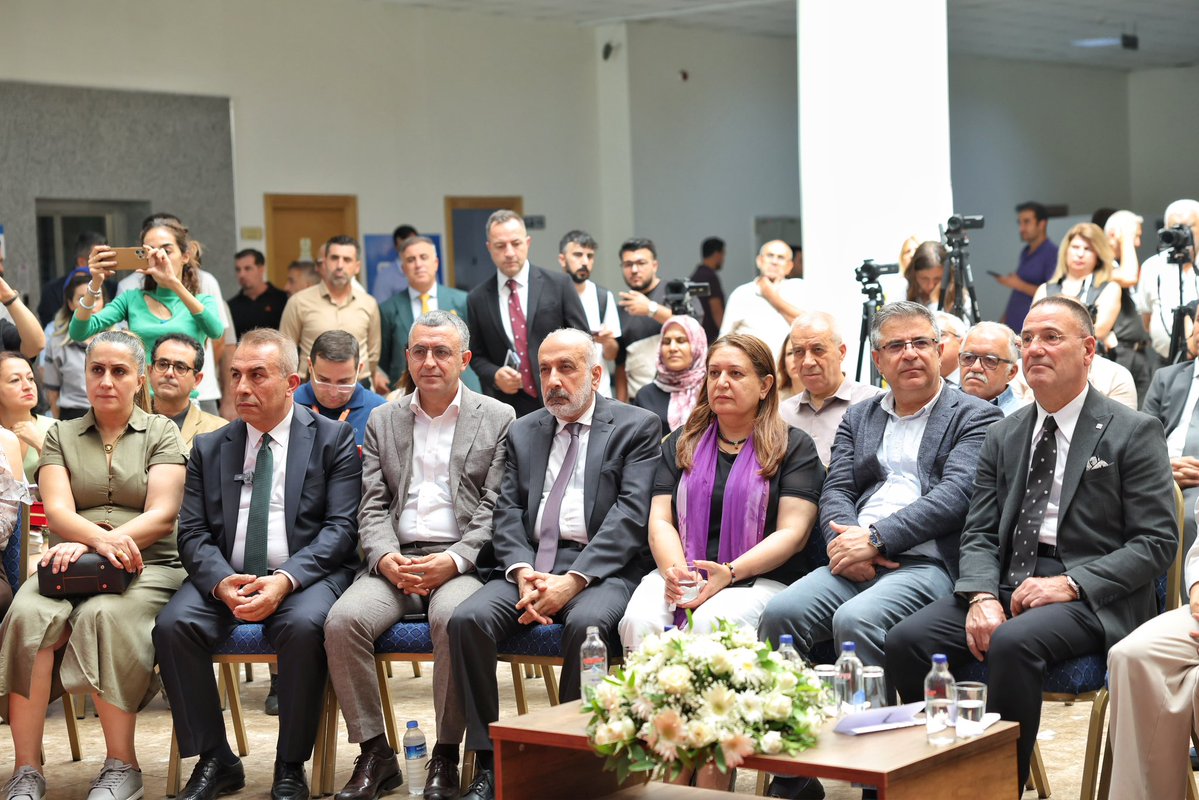 dempartiamed's tweet photo. TÜYAP’ın düzenlediği Amed 10. Kitap Fuarı, Mezopotamya Uluslararası Fuar ve Kongre Merkezi’nde başladı.

Fuarın açılışına; Eş Başkanımız Gülşen Özer, Kadın Meclisi Sözcümüz Halide Türkoğlu, milletvekillerimiz Adalet Kaya ve Serhat Eren, Büyükşehir Belediyesi Eş Başkanımız Serra Bucak ve ilçe belediyelerimizin Eş Başkanları ile birlikte katıldık.

Amed’in çok dilli, çok kültürlü ve güçlü edebiyat geleneğini buluşturan fuar, 4 Ekim’e kadar kitapseverleri ağırlayacak.