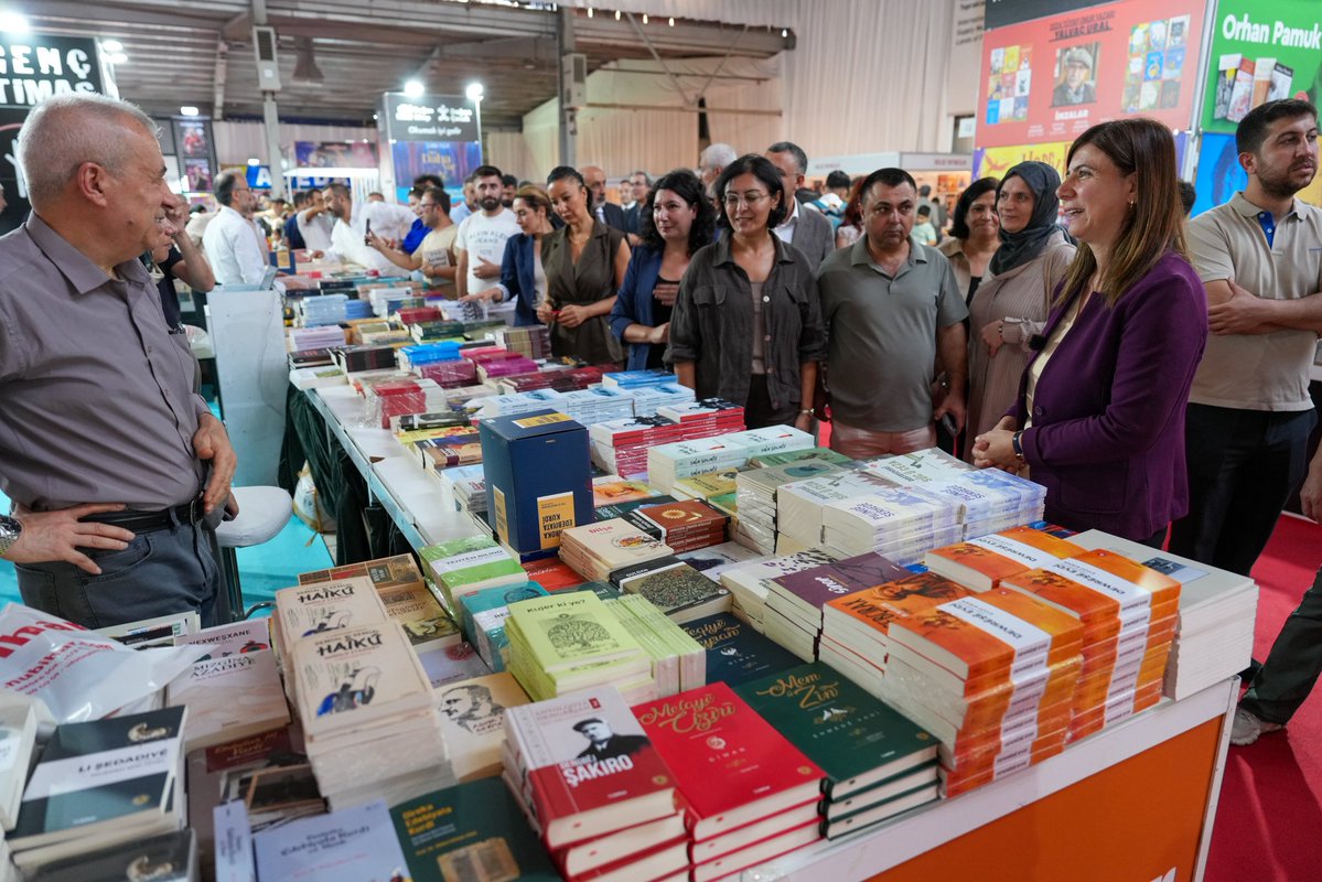 dempartiamed's tweet photo. TÜYAP’ın düzenlediği Amed 10. Kitap Fuarı, Mezopotamya Uluslararası Fuar ve Kongre Merkezi’nde başladı.

Fuarın açılışına; Eş Başkanımız Gülşen Özer, Kadın Meclisi Sözcümüz Halide Türkoğlu, milletvekillerimiz Adalet Kaya ve Serhat Eren, Büyükşehir Belediyesi Eş Başkanımız Serra Bucak ve ilçe belediyelerimizin Eş Başkanları ile birlikte katıldık.

Amed’in çok dilli, çok kültürlü ve güçlü edebiyat geleneğini buluşturan fuar, 4 Ekim’e kadar kitapseverleri ağırlayacak.