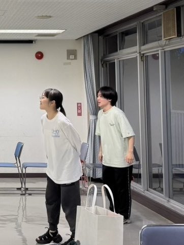 oha_yokke's tweet photo. 【予約してね！】
来月に迫りました、舞台「先にシねないあなたたち」ちょっぴり前のめりでがんばってますよー、の写真です。
舞台がおもしろいのはもちろんですが、おもしろい河内がみられると思います。もうね、すごいんだから、
👇🏻ご予約ページ👇🏻
https://t.co/aHn5W6YVNJ…
#さきたち https://t.co/Ol2VyBQC3S