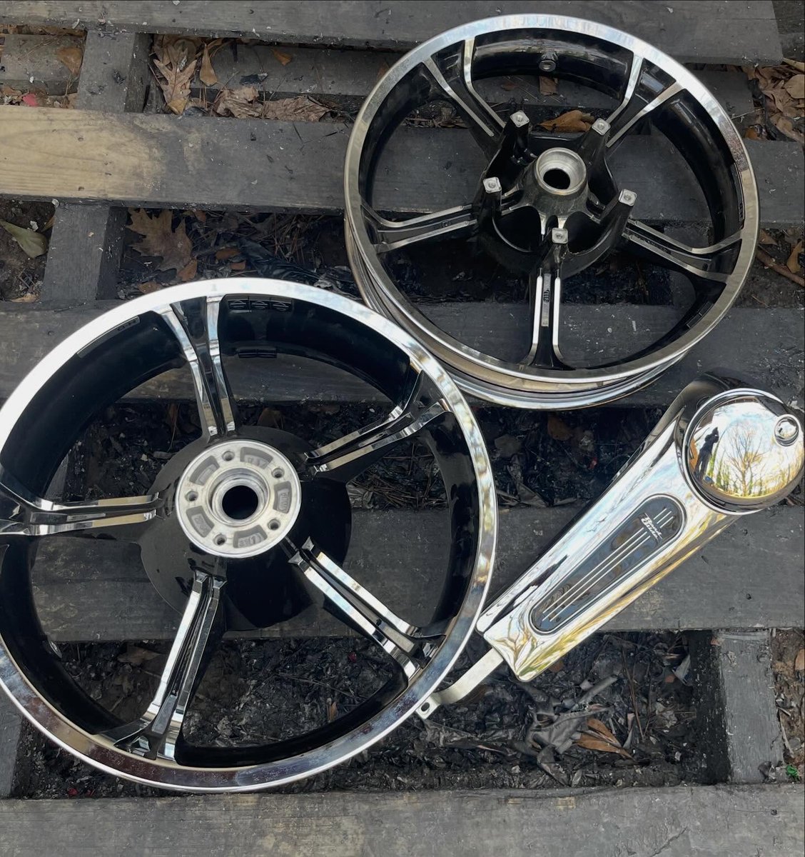 DavisBoken's tweet photo. Harley-Davidson OEM wheels 
Powder-coated in OEM Black and Super Mirror Red https://t.co/7Z459QkL8m