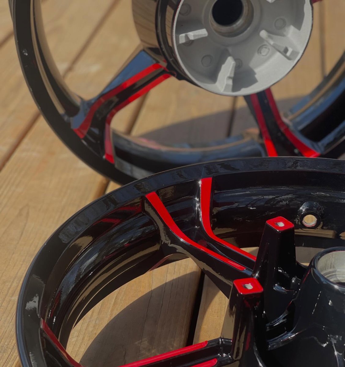 DavisBoken's tweet photo. Harley-Davidson OEM wheels 
Powder-coated in OEM Black and Super Mirror Red https://t.co/7Z459QkL8m