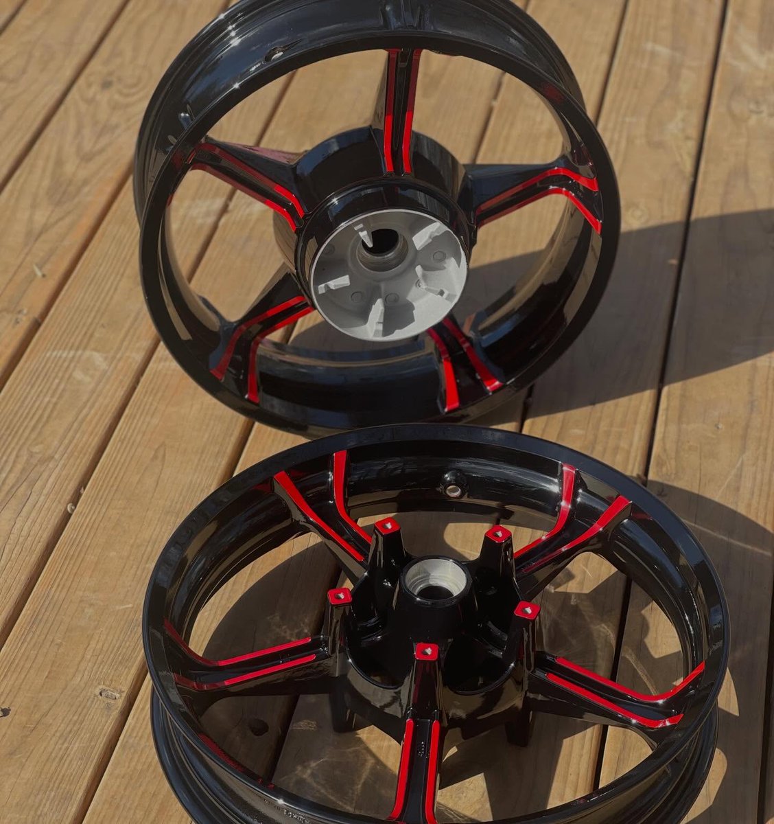 DavisBoken's tweet photo. Harley-Davidson OEM wheels 
Powder-coated in OEM Black and Super Mirror Red https://t.co/7Z459QkL8m