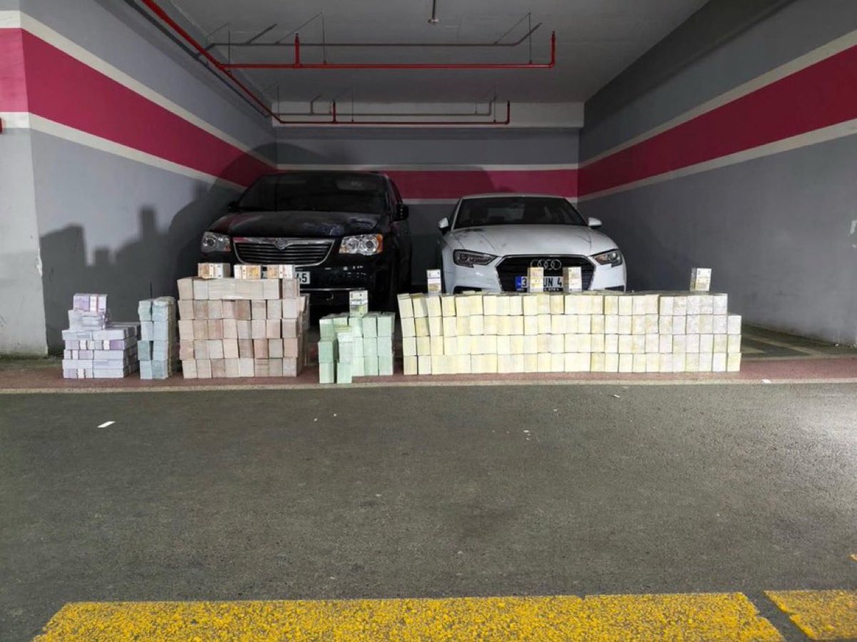 ibrahimHasqqlq's tweet photo. Vanlı Kara Haydar'ın otoparkta gizlenen 2 aracında bulunan paraların görüntüsü:

934.000.000 TL değerindeki dolar ve eurolar.

İnanılmaz. https://t.co/LScyUYo3HT