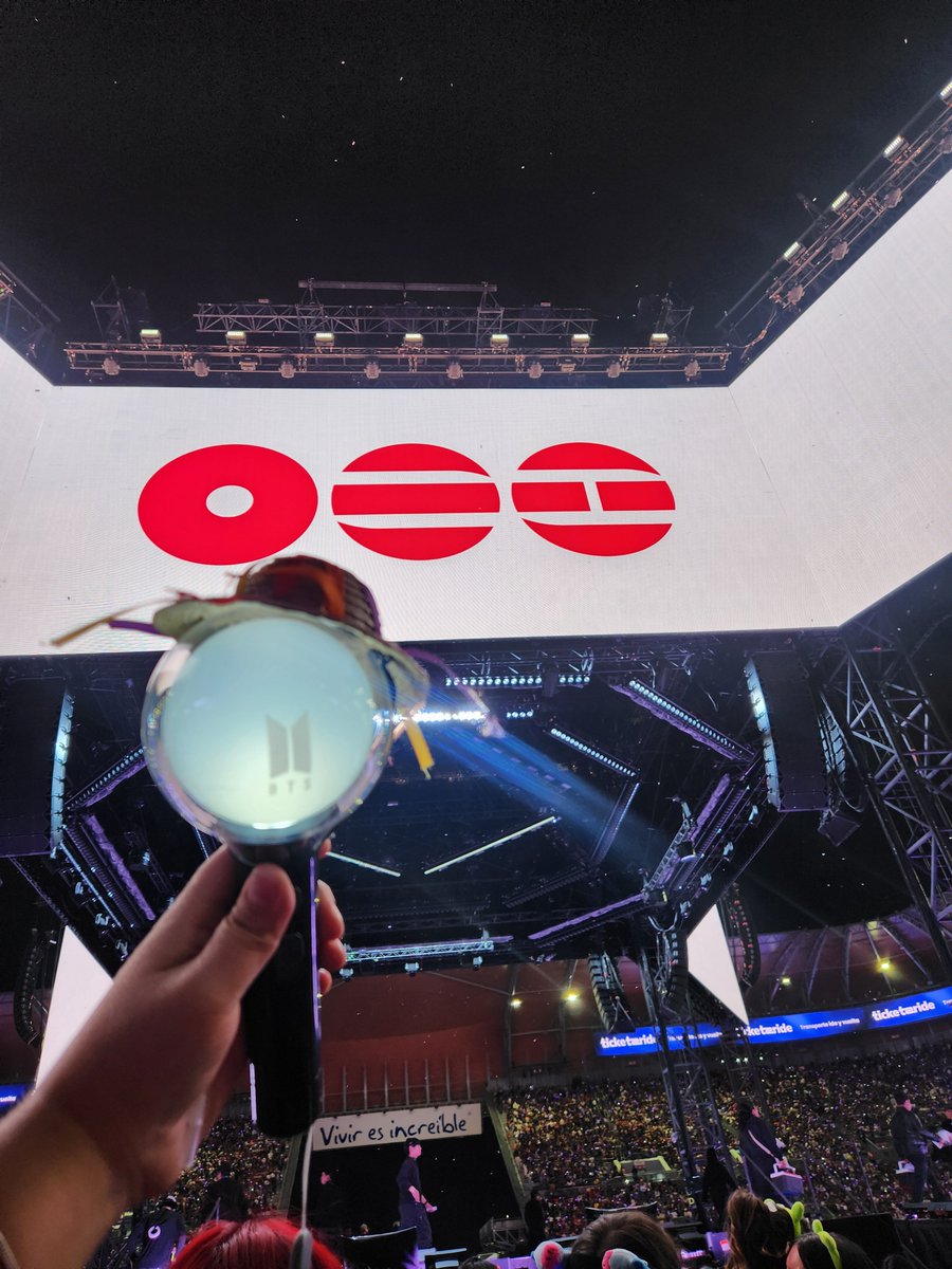 LoopsBc's tweet photo. army !!! post a picture of your army bomb at the concert💜⭐️ https://t.co/KxWSDS2Mns
