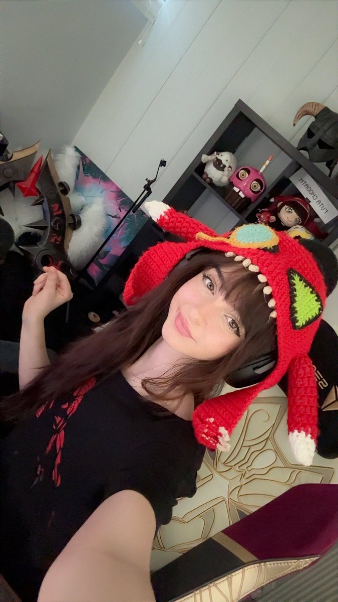 TenshiTTV's tweet photo. Nemesis is coaching me today! https://t.co/pMb46Lrz4E
