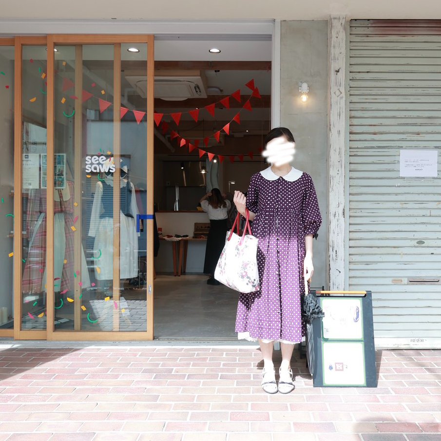 beehive1110's tweet photo. 数日前に楽しみにしてたネバアランド@eily0_9さんの個展に行ってきました。ポップアップ行ったの初めてで、気恥ずかしいけど好きな気持ちを伝えられてよかった。オプションで丈長くして、胸リボンはとってちょいカスタムしたお気に入りを着て行きました。 https://t.co/t93C89RmO2