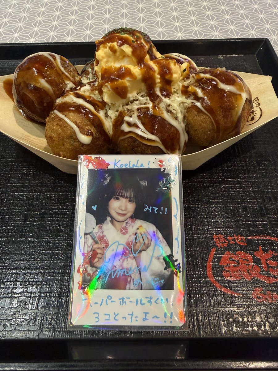 Lee190211's tweet photo. 今日はけっこういろいろ食べた。

ライブ前はめいにゃのリストを参考にしてファーストキッチンに行ったんだけど、めんたい月見もっちⓇスマッシュバーガーはもう販売終了してた。なので、似たようなものを頼んでみた。

ライブ後はZepp Cityを少しぶらぶらして、月見……たこ焼き（少なくとも看板にはそう書いてあった）を食べたり、インド……ほら、あの黄色いカレー、月に見えない？😅

ひなぴよのライブはすごく雰囲気がよかった！
でも、上海からわざわざ持ってきたスタンディングライブ専用の決戦・厚底エアクッションシューズをホテルに忘れてしまって、一公演ずっと前の人の頭を避けながら見てました，大失敗😅

明日も新サクラ大戦の舞台を観に行くよ！
めいにゃはもう観たかな？すごいよ〜！

#ねえねえめいにゃ
