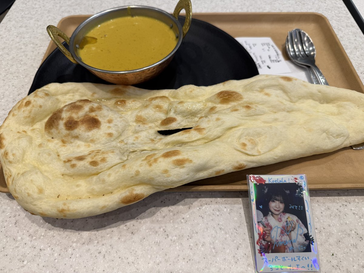 Lee190211's tweet photo. 今日はけっこういろいろ食べた。

ライブ前はめいにゃのリストを参考にしてファーストキッチンに行ったんだけど、めんたい月見もっちⓇスマッシュバーガーはもう販売終了してた。なので、似たようなものを頼んでみた。

ライブ後はZepp Cityを少しぶらぶらして、月見……たこ焼き（少なくとも看板にはそう書いてあった）を食べたり、インド……ほら、あの黄色いカレー、月に見えない？😅

ひなぴよのライブはすごく雰囲気がよかった！
でも、上海からわざわざ持ってきたスタンディングライブ専用の決戦・厚底エアクッションシューズをホテルに忘れてしまって、一公演ずっと前の人の頭を避けながら見てました，大失敗😅

明日も新サクラ大戦の舞台を観に行くよ！
めいにゃはもう観たかな？すごいよ〜！

#ねえねえめいにゃ