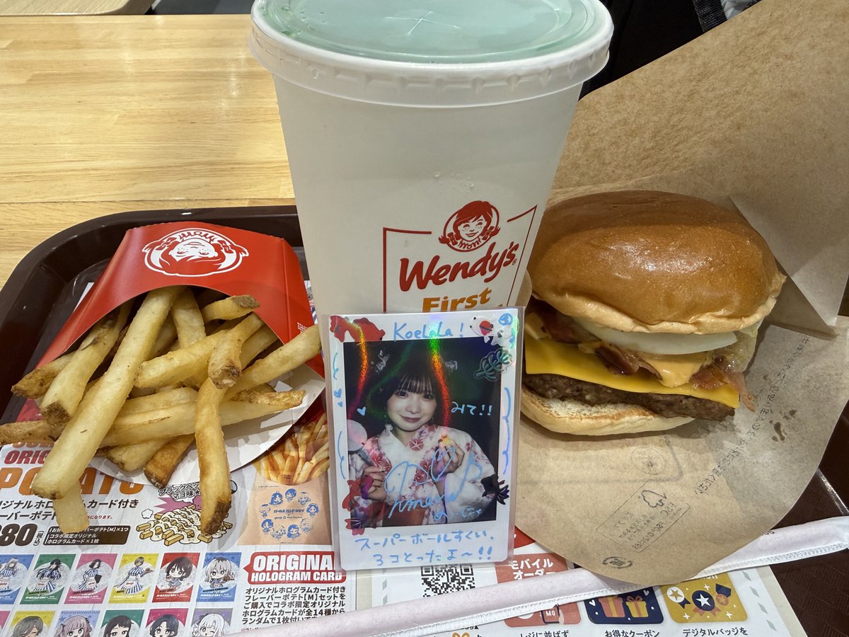 Lee190211's tweet photo. 今日はけっこういろいろ食べた。

ライブ前はめいにゃのリストを参考にしてファーストキッチンに行ったんだけど、めんたい月見もっちⓇスマッシュバーガーはもう販売終了してた。なので、似たようなものを頼んでみた。

ライブ後はZepp Cityを少しぶらぶらして、月見……たこ焼き（少なくとも看板にはそう書いてあった）を食べたり、インド……ほら、あの黄色いカレー、月に見えない？😅

ひなぴよのライブはすごく雰囲気がよかった！
でも、上海からわざわざ持ってきたスタンディングライブ専用の決戦・厚底エアクッションシューズをホテルに忘れてしまって、一公演ずっと前の人の頭を避けながら見てました，大失敗😅

明日も新サクラ大戦の舞台を観に行くよ！
めいにゃはもう観たかな？すごいよ〜！

#ねえねえめいにゃ