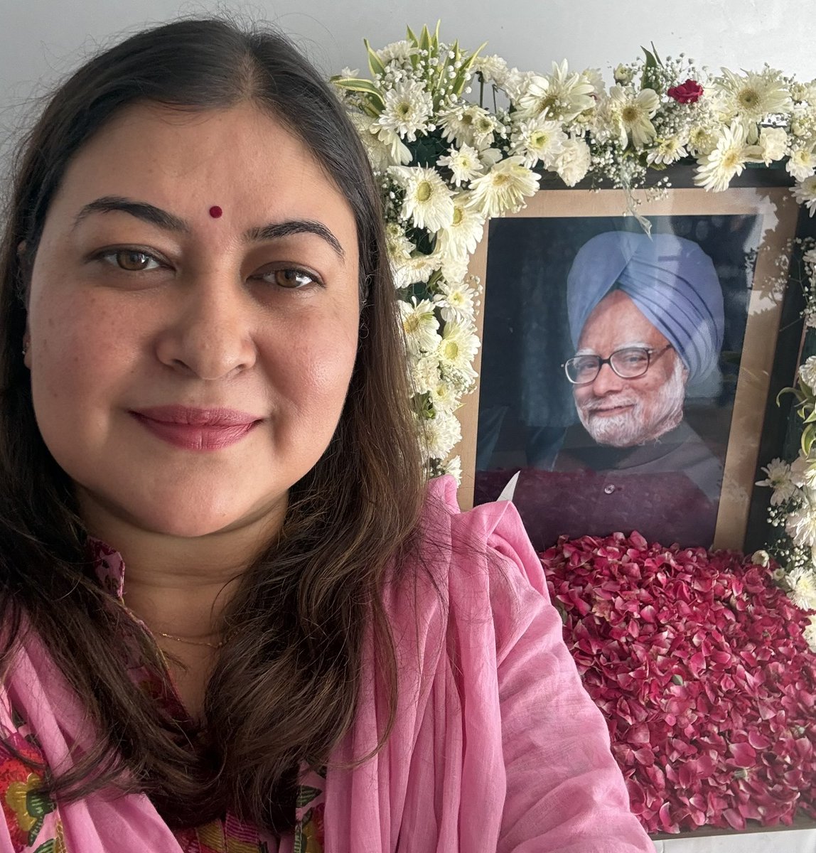 NayakRagini's tweet photo. 27 करोड़ भारतीयों को गरीबी के अँधकार से बाहर लाने वाले, New Economic Policy से देश की अर्थव्यवस्था को दृढ़ कर खुशी का प्रकाश फैलाने वाले, भारत के विकास को असाधारण गति और समृद्धि के नए मुकाम पर पहुंचाने वाले डॉ. मनमोहन सिंह जी की जयंती पर उन्हें नमन करती हूँ 

देश के विकास में मनमोहन सिंह जी के अभूतपूर्व योगदान को सदैव याद किया जाएगा🙏