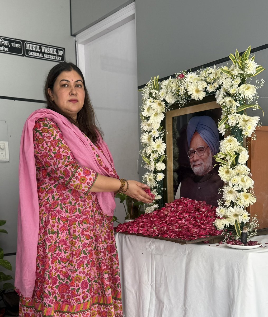 NayakRagini's tweet photo. 27 करोड़ भारतीयों को गरीबी के अँधकार से बाहर लाने वाले, New Economic Policy से देश की अर्थव्यवस्था को दृढ़ कर खुशी का प्रकाश फैलाने वाले, भारत के विकास को असाधारण गति और समृद्धि के नए मुकाम पर पहुंचाने वाले डॉ. मनमोहन सिंह जी की जयंती पर उन्हें नमन करती हूँ 

देश के विकास में मनमोहन सिंह जी के अभूतपूर्व योगदान को सदैव याद किया जाएगा🙏
