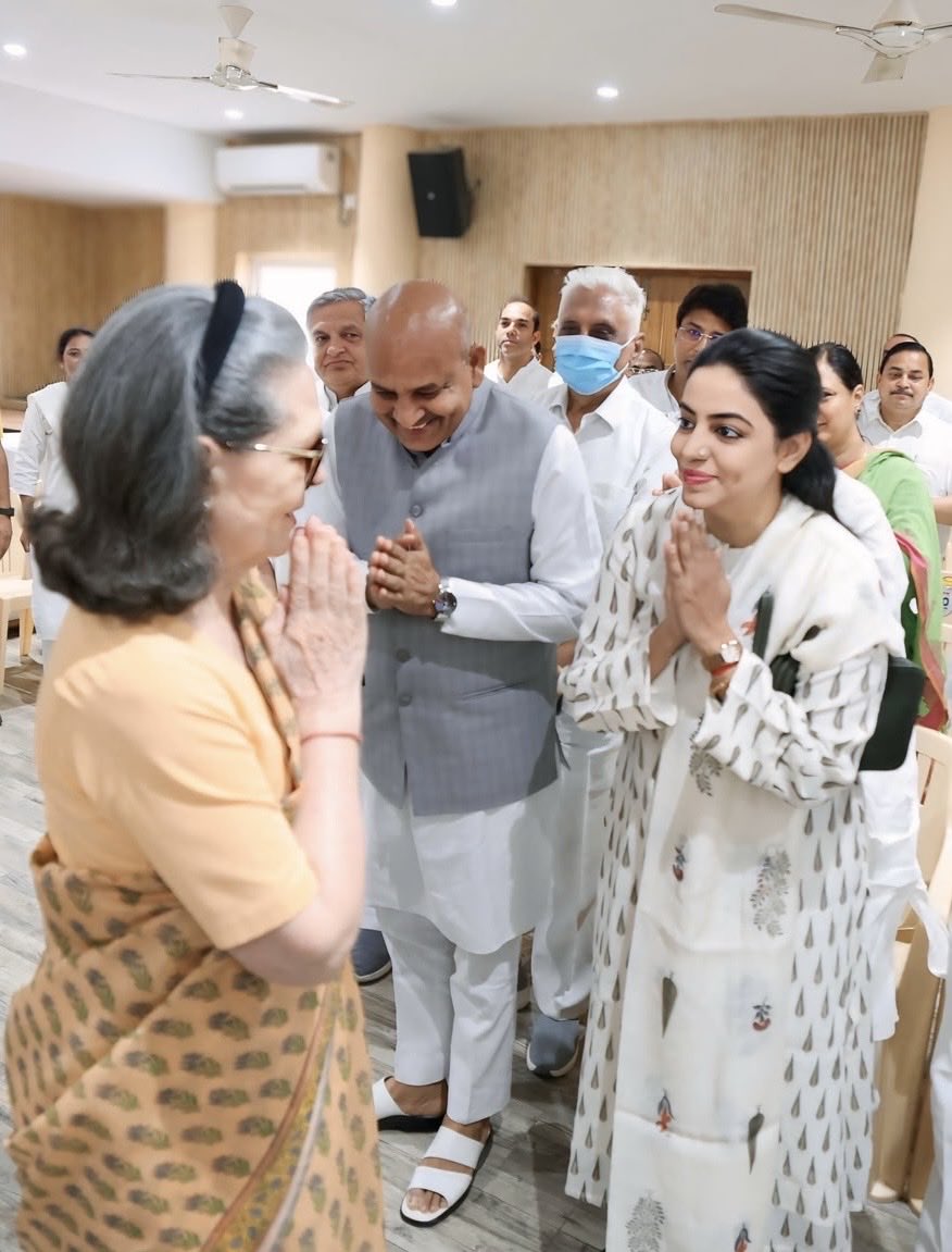DivyaMaderna's tweet photo. आदरणीय श्रीमती सोनिया गांधी जी से हर भेंट अपने साथ एक नई प्रेरणा लेकर आती है।

उनका मार्गदर्शन और दृढ़ नेतृत्व सदैव ऊर्जा और संबल देता है। https://t.co/vRROFSeWlT