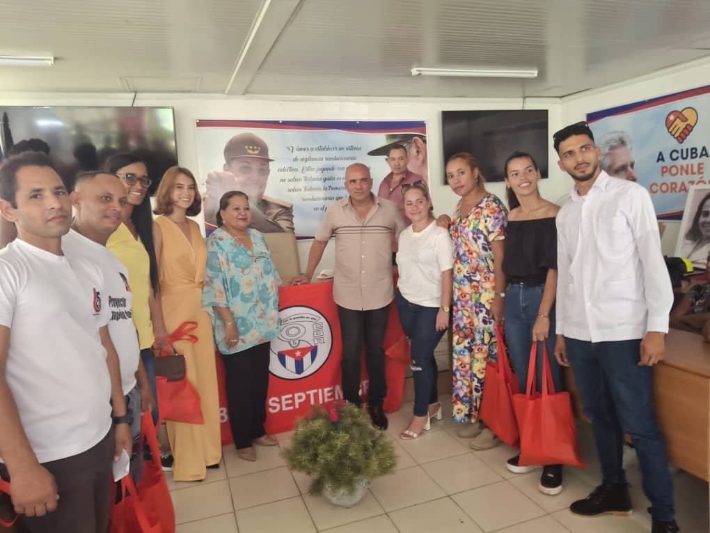 FMC_Cuba's tweet photo. 🇨🇺Hasta la sede Nacional de los #CDR lego el Secretariado Nacional de la #FMC, encabezado por su Secretaria Gral @TeresaBoue con el agazajo por su aniv. 66. Dos organizaciones hermanas que consolidan la unidad del barrio.
#MujeresEnRevolución https://t.co/LQXz85KmPD