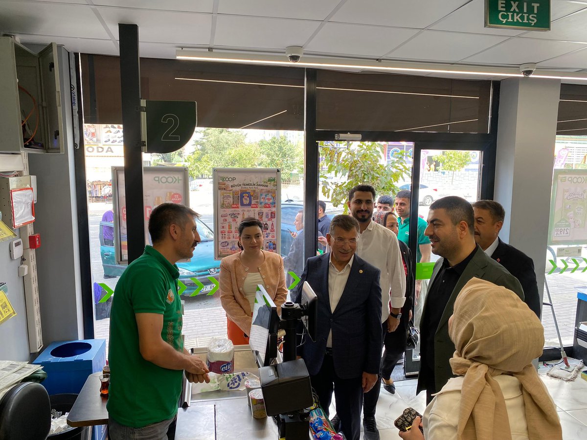 FBozdag63's tweet photo. Şanlıurfa Milletvekilimiz, TBMM Milli Savunma Komisyonu Üyemiz Sayın Mehmet Ali Cevheri, İlçe Başkanımız Sn. Av. Orhan Çelik, Kadın Kolları Başkanımız Sn. Makbule Oruç ile Karaköprü’müzde, Badıllı Caddesi’nde esnaflarımızı ziyaret ettik.

@avyusufibis @osmannazlier @bybekirbozdag @milhamigunbegi @malicevheri @fatihseyrekk @furkankucukk_ @avorhancelik @Makbulee_Oruc