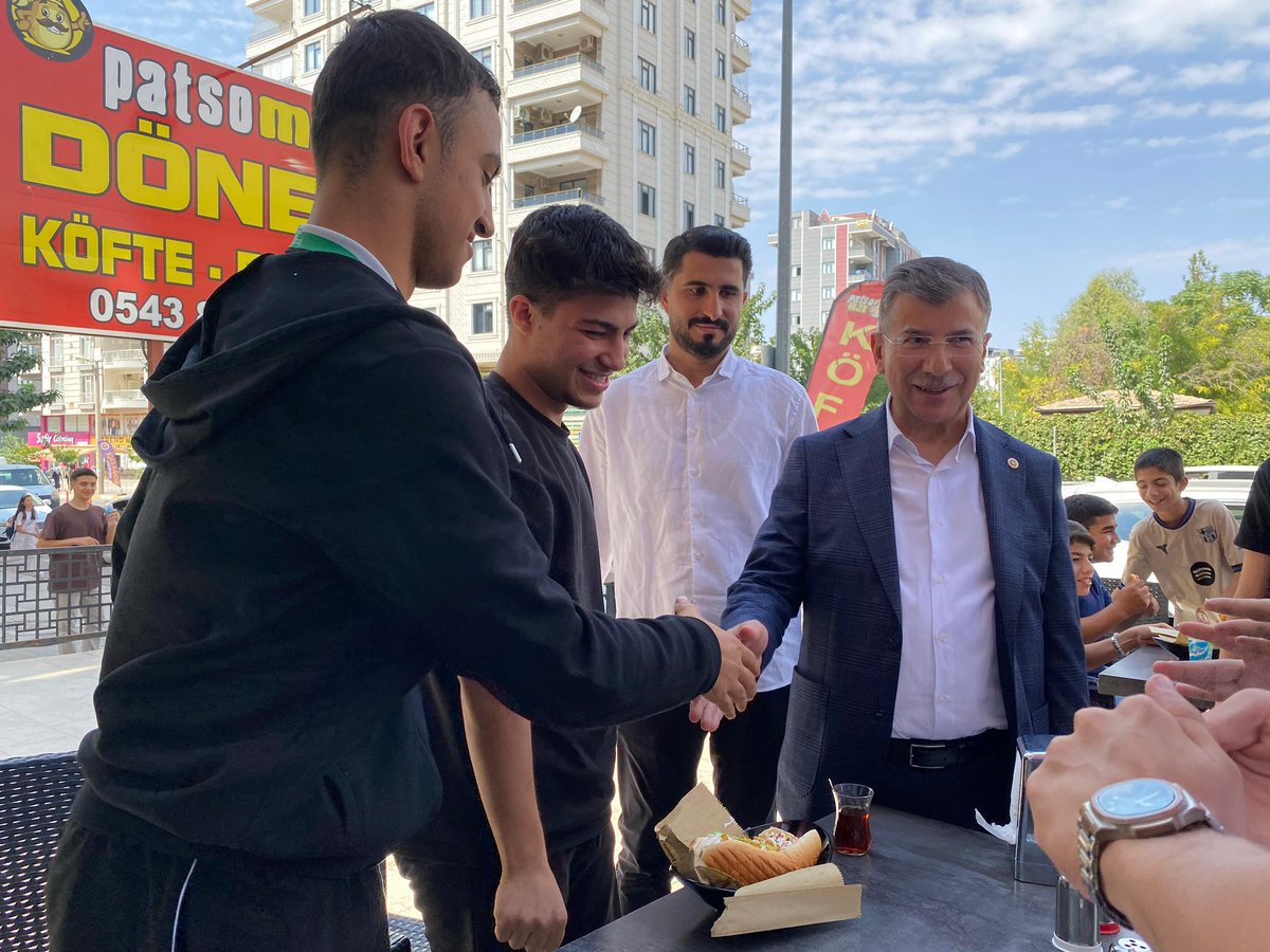 FBozdag63's tweet photo. Şanlıurfa Milletvekilimiz, TBMM Milli Savunma Komisyonu Üyemiz Sayın Mehmet Ali Cevheri, İlçe Başkanımız Sn. Av. Orhan Çelik, Kadın Kolları Başkanımız Sn. Makbule Oruç ile Karaköprü’müzde, Badıllı Caddesi’nde esnaflarımızı ziyaret ettik.

@avyusufibis @osmannazlier @bybekirbozdag @milhamigunbegi @malicevheri @fatihseyrekk @furkankucukk_ @avorhancelik @Makbulee_Oruc