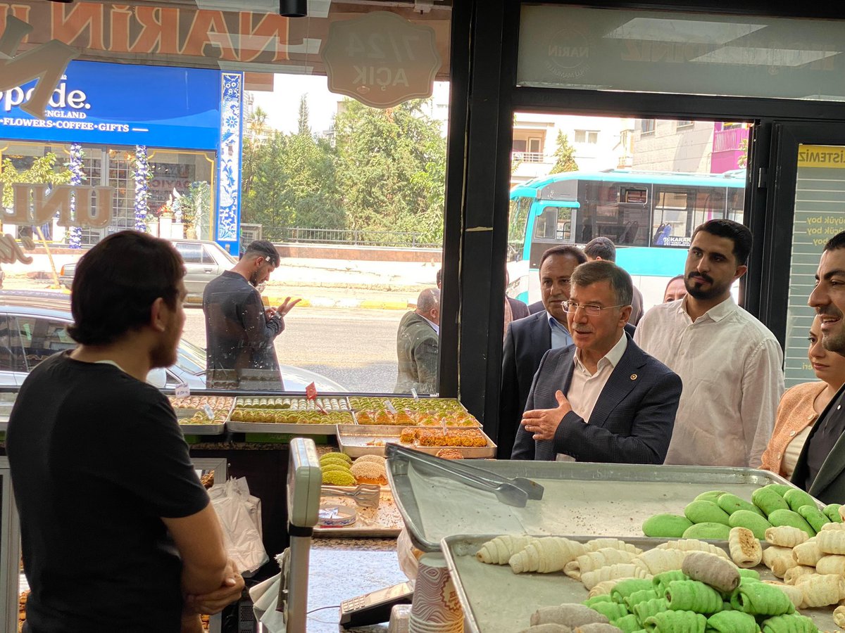 FBozdag63's tweet photo. Şanlıurfa Milletvekilimiz, TBMM Milli Savunma Komisyonu Üyemiz Sayın Mehmet Ali Cevheri, İlçe Başkanımız Sn. Av. Orhan Çelik, Kadın Kolları Başkanımız Sn. Makbule Oruç ile Karaköprü’müzde, Badıllı Caddesi’nde esnaflarımızı ziyaret ettik.

@avyusufibis @osmannazlier @bybekirbozdag @milhamigunbegi @malicevheri @fatihseyrekk @furkankucukk_ @avorhancelik @Makbulee_Oruc