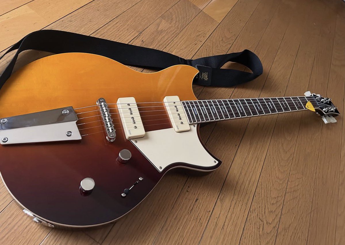 tatanm6's tweet photo. ちょっと待って、わざわざYAMAHAのレブスターのなんか微妙なサンバーストを買ったのは特に音も含めて気に入ったからで無くイースタン吉野さんが好きだけどまんま真似してSG買うのもなんか違うだろうと言う思いから。
ちゃんとサンバーストのやつ出すなら早めに言っといてマジで！苦笑。
🍻(*´ω｀*) https://t.co/co7X3Qq1NL