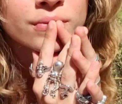wowoowow__'s tweet photo. i just realized she’s been wearing that octopus ring 🐙🐙 https://t.co/OgDDMqtJCR