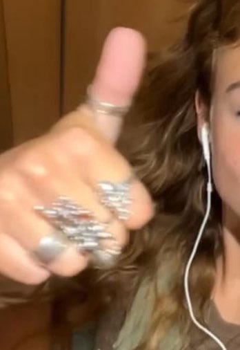 wowoowow__'s tweet photo. i just realized she’s been wearing that octopus ring 🐙🐙 https://t.co/OgDDMqtJCR