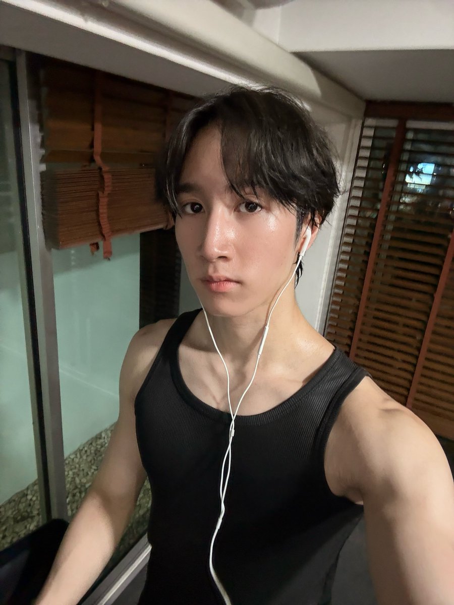 p_putterr's tweet photo. วันนี้ทุกคนเป็นไงกันบ้าง 😭 ฝนหนักมากกก ใครยังติดอยู่บ้าน ใครต้องออกไปทำงานหรือเดินทาง ขอให้ปลอดภัยกันนะคับบ #puttersupakorn https://t.co/ZuXjH2rgz3