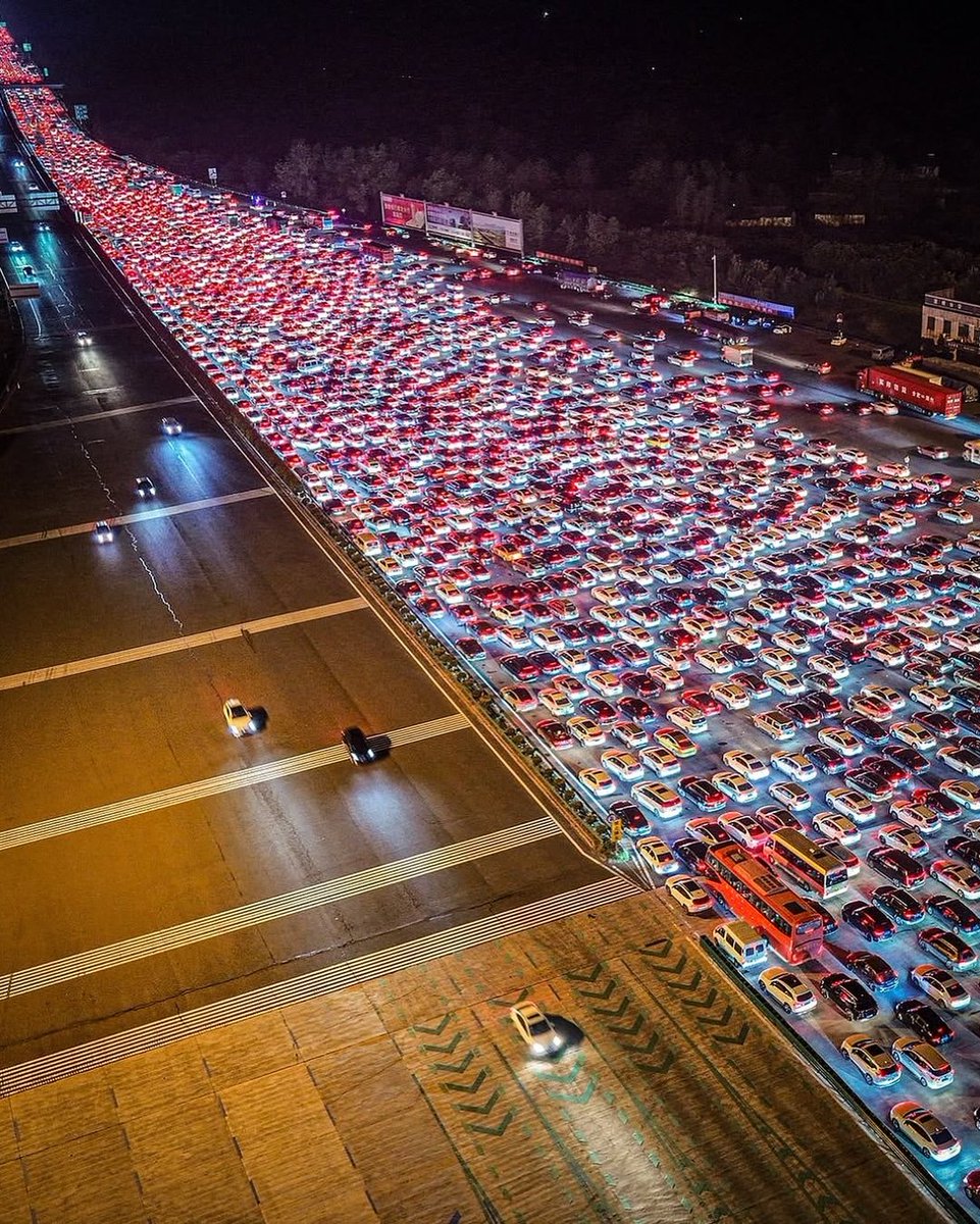 yabaleftonline's tweet photo. Did you know that the world's longest traffic jam lasted for more than 12 days?

This happened in China, and it stretched nearly 60 miles and trapped thousands of drivers.

Some motorists were stuck for up to five days, while others had to rely on nearby villagers for food and water as traffic crawled along.

The 2010 gridlock was blamed on road construction and a huge number of coal trucks.