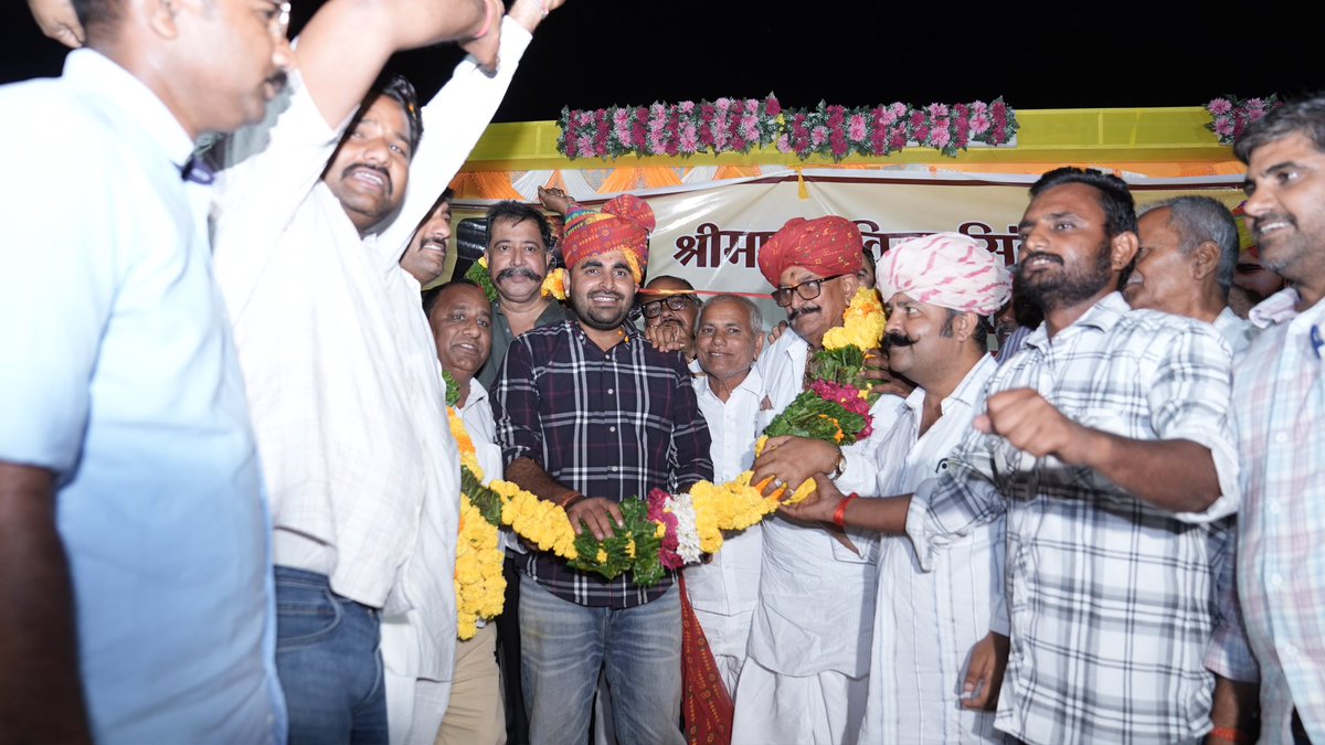RavindraBhati__'s tweet photo. सरलीकरण यात्रा के तहत आज सांचौर पहुंचकर आयोजित जनसभा को संबोधित किया और आर्थिक रूप से पिछड़े वर्ग के हितों से जुड़े विषयों एवं यात्रा के उद्देश्यों पर विस्तृत संवाद किया।

यह लड़ाई किसी एक जाति, धर्म या वर्ग की लड़ाई नहीं है, बल्कि उन सभी हकदार लोगों की सामूहिक लड़ाई है, जो आर्थिक रूप से पिछड़े वर्ग के आरक्षण की श्रेणी में आते हैं। हमारा उद्देश्य इस मुहिम की आवाज़ को प्रदेश के हर पात्र व्यक्ति तक पहुंचाना है, ताकि उनके अधिकारों से जुड़ी मांगों को मजबूती से सामने रखा जा सके।

इस जनअभियान को प्रदेश के हर कोने तक पहुंचाने में आप सभी का सहयोग अत्यंत आवश्यक है।

आप सभी द्वारा मिले आत्मीय स्नेह-सम्मान हेतु हृदयतल से कोटि-कोटि आभार। 

आओ साथ चलें...!

#सरलीकरण #सांचौर